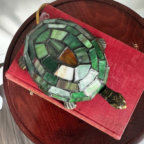 Vintage “Tiffany Style” Green Stained Glass And Bronze Turtle Table Lamp - Picture 5 of 15